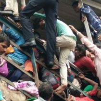Al menos 22 muertos y alrededor de 25 heridos por estampida en India