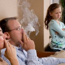 Los dormitorios de tus hijos también quedan con nicotina aunque se fume en el living