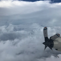 [VIDEO] Cómo se ve el ojo del huracán Irma desde un avión que vuela muy cerca de su centro