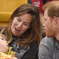 [VIDEO] La tierna reacción del príncipe Harry al descubrir a una pequeña niña robando sus palomitas