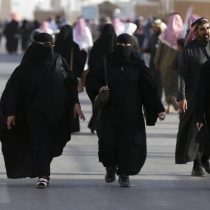 Rey ordena que las mujeres puedan obtener permiso de conducir en Arabia Saudí