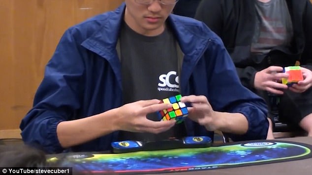 [VIDEO] Joven coreano estableció un récord mundial resolviendo un Cubo de Rubik en 4.59 segundos