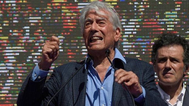 7 frases de Vargas Llosa en la manifestación contra la independencia de Cataluña (y las claves para entender por qué las dijo)
