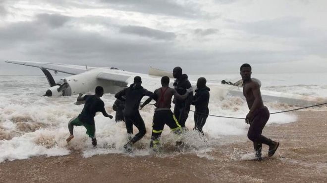 Costa de Marfil: mueren cuatro personas al estrellarse avión de carga cuando intentaba aterrizar en Abiyán Costa de Marfil: mueren cuatro personas al estrellarse avión de carga cuando intentaba aterrizar en Abiyán