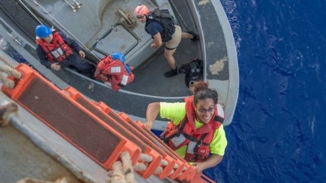 Rescatan a dos mujeres y a sus dos perros tras estar cinco meses a la deriva en el Océano Pacífico Rescatan a dos mujeres y a sus dos perros tras estar cinco meses a la deriva en el Océano Pacífico