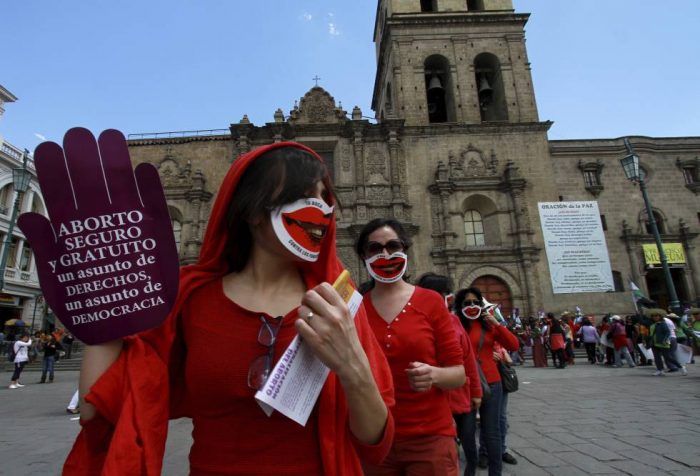 Bolivia amplía aborto legal a estudiantes y mujeres con hijos, discapacitados o mayores a su cargo