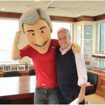 [VIDEO] La curiosa arenga de Sebastián Piñera a la Roja junto a su mascota 