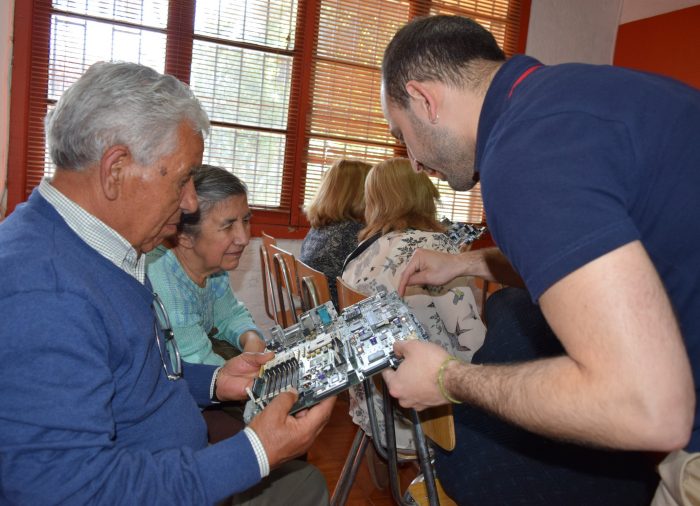 Vecinos de Quinta Normal aprenden cómo valorizar y reciclar sus residuos electrónicos junto a Fundación Chilenter Vecinos de Quinta Normal aprenden cómo valorizar y reciclar sus residuos electrónicos junto a Fundación Chilenter