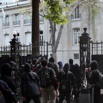 Canciller Muñoz condena ataque de encapuchados a la embajada de Argentina en Chile