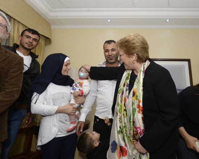 Bachelet da la bienvenida a familias sirias que recibirán refugio en Chile