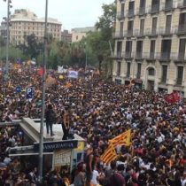 [VIDEO] Miles de personas se concentraron en Barcelona en rechazo a la actuación policial durante el referéndum en Cataluña