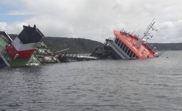 Barco se hunde con más de 60.000 litros de petróleo y 200 toneladas de peces en Chiloé Barco se hunde con más de 60.000 litros de petróleo y 200 toneladas de peces en Chiloé