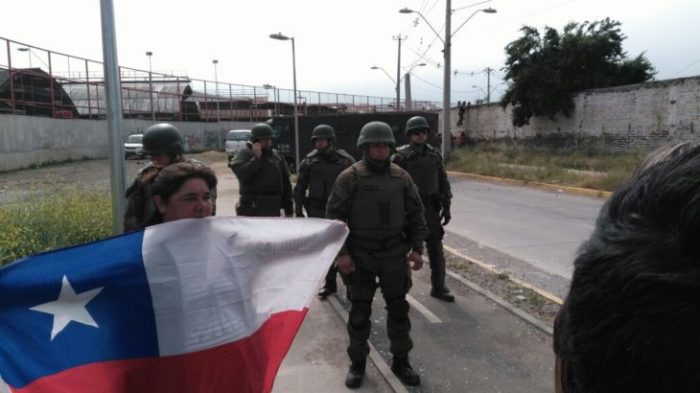 Vecinos de La Legua se enfrentan con FF.EE. de Carabineros por demolición de muros Vecinos de La Legua se enfrentan con FF.EE. de Carabineros por demolición de muros