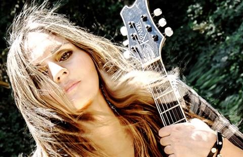 Cler Canifrú: «Una mujer que elija hacer rock es más rockera que un chascón con chaqueta de cuero que escuche Metallica» Cler Canifrú: «Una mujer que elija hacer rock es más rockera que un chascón con chaqueta de cuero que escuche Metallica»