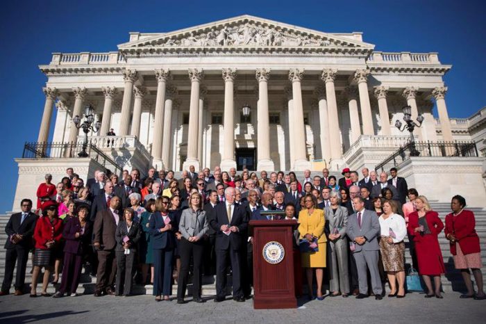 Demócratas exigen al Congreso de EEUU cambiar política sobre control de armas