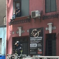 [VIDEO] Incendio obliga a evacuar a clientes de un motel en pleno centro de Santiago