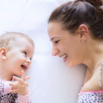 Por qué la manera en que una madre le habla a su bebé es más compleja de lo que parece