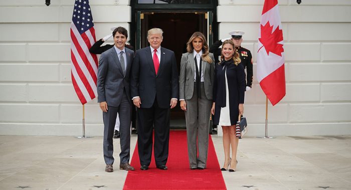 Melania Trump: en chaqueta y corbata al encuentro con los Trudeau Melania Trump: en chaqueta y corbata al encuentro con los Trudeau