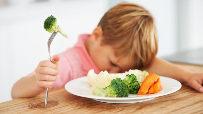 4 trucos para lograr que los niños coman alimentos nuevos, según los científicos