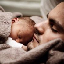 A seis años de la Ley de Postnatal Parental: sólo un 0,2% de los hombres opta por quedarse cuidando a sus hijos