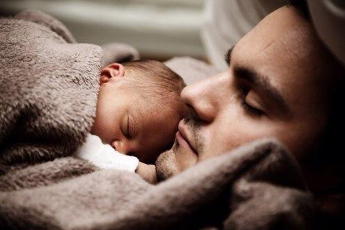 A seis años de la Ley de Postnatal Parental: sólo un 0,2% de los hombres opta por quedarse cuidando a sus hijos