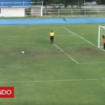 [VIDEO] ¿Has visto alguna vez un penal más ridículo que este?