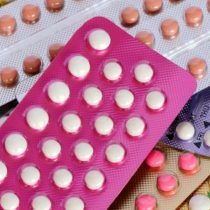 Por qué los hombres que inventaron la píldora anticonceptiva decidieron que las mujeres tenían que menstruar