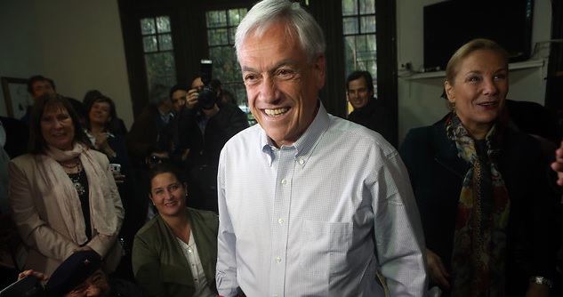 Piñera asoma la retroexcavadora: de salir electo no seguirá adelante con el proyecto de pensiones de Bachelet Piñera asoma la retroexcavadora: de salir electo no seguirá adelante con el proyecto de pensiones de Bachelet