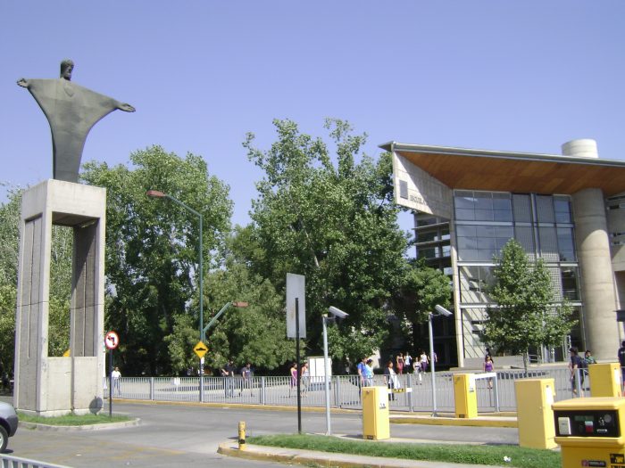 El silencio y «doble moral» de la PUC frente a tratos humillantes que reciben auxiliares de aseo en Campus San Joaquín El silencio y