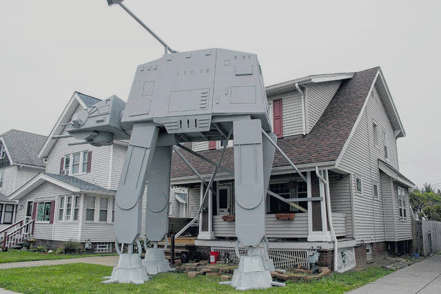 Vecino de Ohio replica en su jardín un transporte acorazado de “Star Wars” Vecino de Ohio replica en su jardín un transporte acorazado de