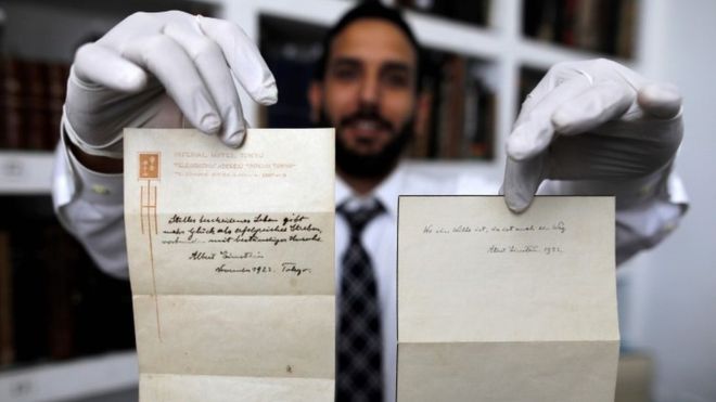 La teoría sobre la felicidad que Albert Einstein escribió en unas hojas sueltas y que fueron vendidas por US$1.500.000 La teoría sobre la felicidad que Albert Einstein escribió en unas hojas sueltas y que fueron vendidas por US$1.500.000