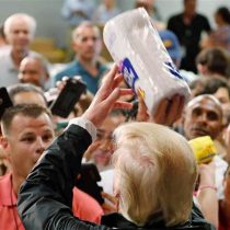[VIDEO] Donald Trump es criticado por lanzar rollos de papel a damnificados del huracán María en Puerto Rico