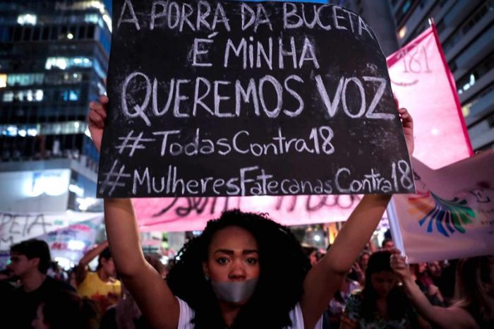 Mujeres marchan en Brasil contra ley que puede prohibir todo tipo de abortos