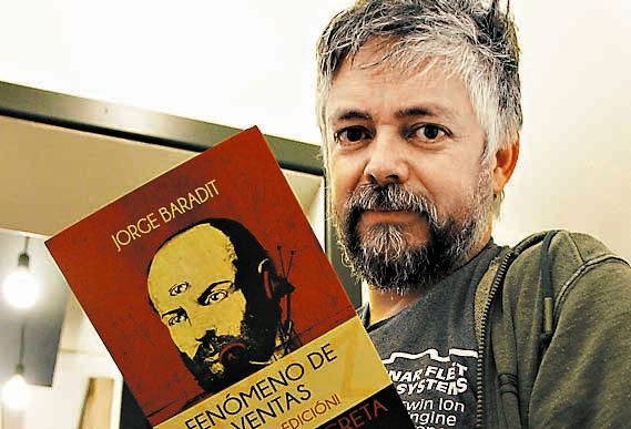 Jorge Baradit: “Bachelet fracasó porque los chilenos sólo querían su parte de la torta” Jorge Baradit: “Bachelet fracasó porque los chilenos sólo querían su parte de la torta”