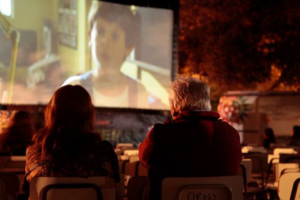 Ciclo cine chileno gratuito en cine móvil plataforma que funciona utilizando energía solar Ciclo cine chileno gratuito en cine móvil plataforma que funciona utilizando energía solar