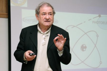 Padre de la física cuántica chilena es reconocido a nivel mundial por  aportes a teoría del láser - El Mostrador