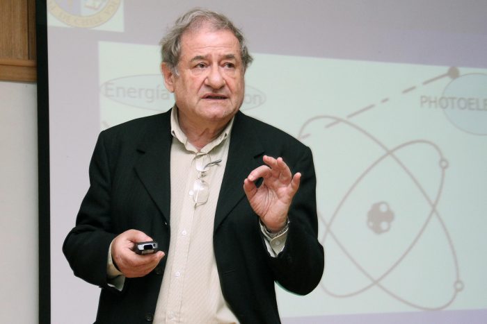 Padre de la física cuántica chilena es reconocido a nivel mundial por aportes a teoría del láser Padre de la física cuántica chilena es reconocido a nivel mundial por aportes a teoría del láser