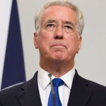 Ministro de Defensa británico renuncia por escándalo por acusaciones de acoso sexual
