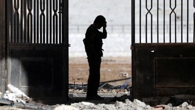 El pacto secreto que permitió a 250 combatientes de Estado Islámico escapar de Raqa, su capital en Siria El pacto secreto que permitió a 250 combatientes de Estado Islámico escapar de Raqa, su capital en Siria