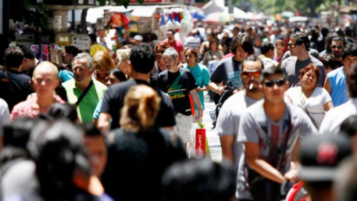La clase media: la dimensión humana reducida a su condición de consumidor La clase media: la dimensión humana reducida a su condición de consumidor