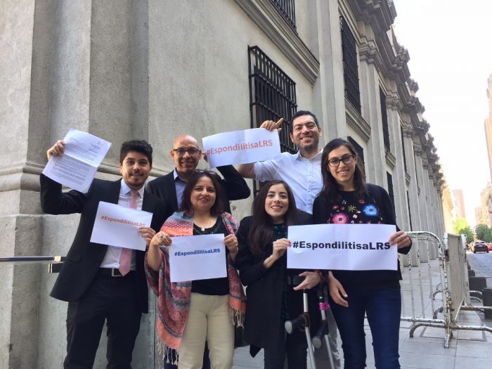 Reúnen más de 27 mil firmas de apoyo para que la espondilitis ingrese a la Ley Ricarte Soto Reúnen más de 27 mil firmas de apoyo para que la espondilitis ingrese a la Ley Ricarte Soto