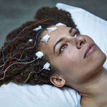 «Tuve que hacer una película desde mi cama para probar que mi enfermedad era real»: Jennifer Brea y el drama de la fatiga crónica