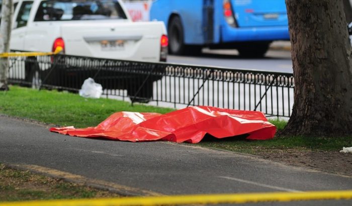 Encuentran cuerpo de ciudadano extranjero asesinado en bandejón de la Alameda