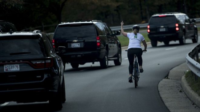 La mujer a la que despidieron de su trabajo por mostrar el dedo medio al presidente Donald Trump La mujer a la que despidieron de su trabajo por mostrar el dedo medio al presidente Donald Trump