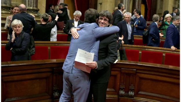 Puigdemont queda en libertad bajo medidas cautelares a la espera que decida su entrega a España Puigdemont queda en libertad bajo medidas cautelares a la espera que decida su entrega a España