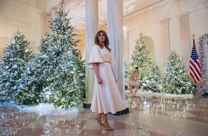 Melania Trump recibe críticas por la ostentosa decoración navideña de la Casa Blanca