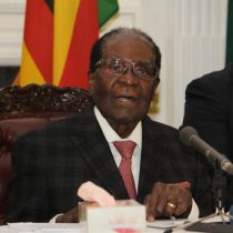 Mugabe dimite como presidente de Zimbabue