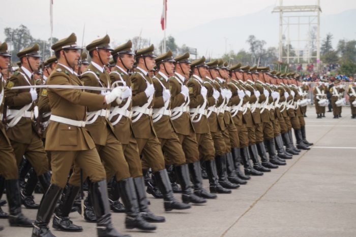Lo que faltaba: siete mil carabineros fantasmas por año en el origen del megafraude en la policía uniformada Lo que faltaba: siete mil carabineros fantasmas por año en el origen del megafraude en la policía uniformada