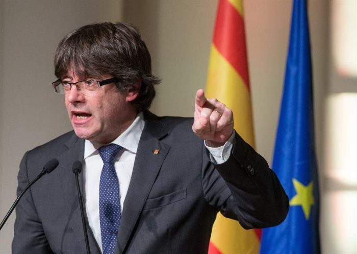 Puigdemont pide una “reacción” a la UE y reivindica su gobierno “legítimo” Puigdemont pide una