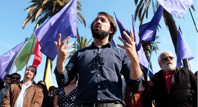 Jorge Sharp: “El FA no está llamado a reemplazar a la elite concertacionista, está llamado a refundar la política en Chile” Jorge Sharp: “El FA no está llamado a reemplazar a la elite concertacionista, está llamado a refundar la política en Chile”